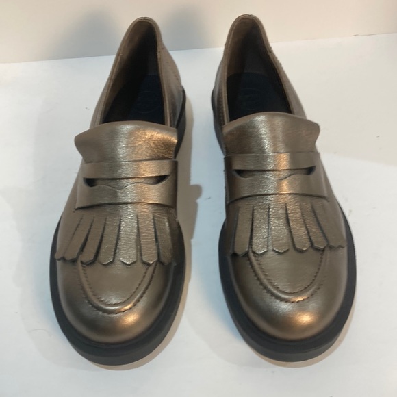 New Paul Green Elegant Metallic Loafers with Fringe Accent - Picture 3 of 5